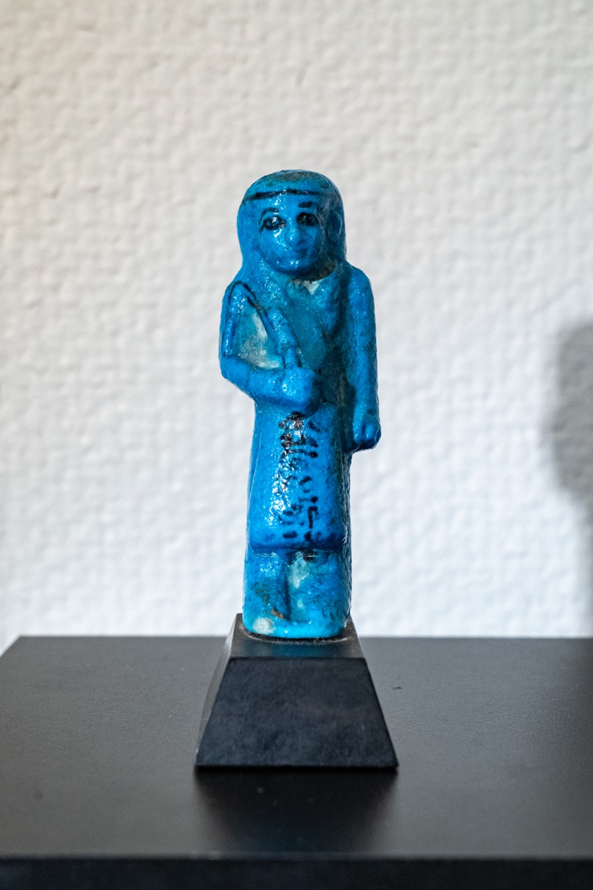 Ouchebti contremaître en faïence bleu cobalt au nom de Djed-Khonsou-iouf-Ânkh