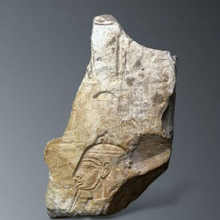 Fragment de bas-relief en calcaire repr&eacute;sentant un personnage masculin de profil &Eacute;gypte ancienne, XXVe dynastie (env. 747&ndash;656 av. J.-C.)