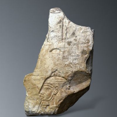 Fragment de bas-relief en calcaire repr&eacute;sentant un personnage masculin de profil &Eacute;gypte ancienne, XXVe dynastie (env. 747&ndash;656 av. J.-C.)